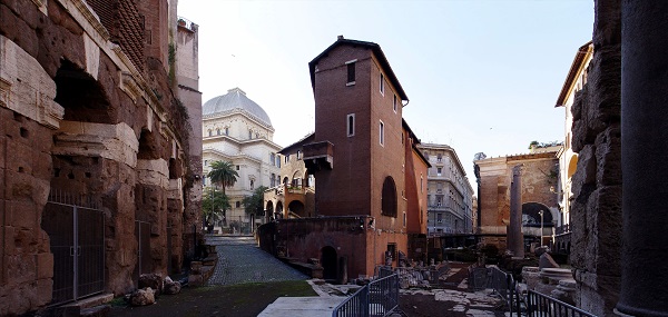 Uno scorcio del ghetto di Roma in cui vediamo sullo sfondo la sinagoga